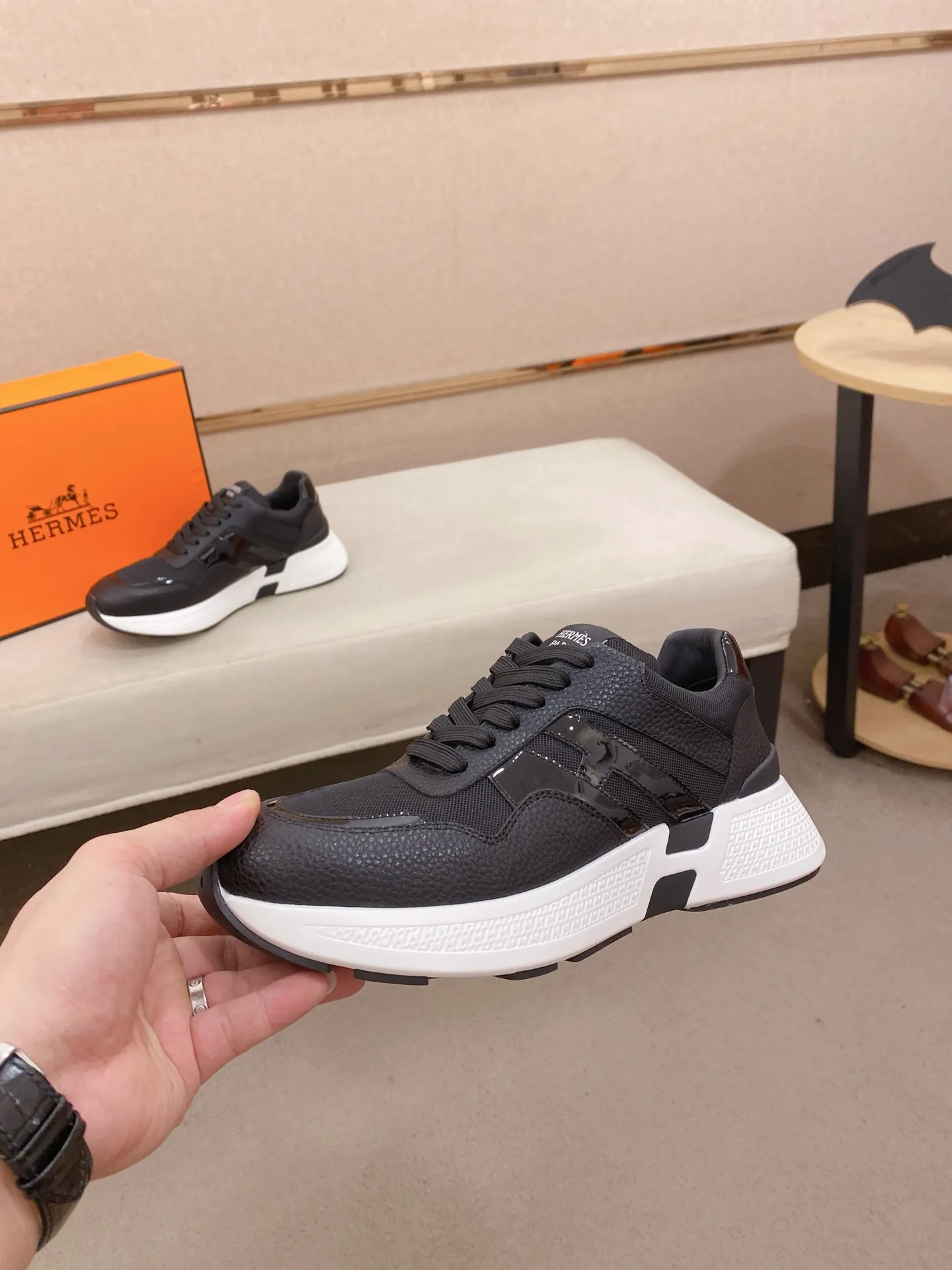 Factory price: 560💰《HERMES》【Classic Original Version】Hermès; Top 🔝 Purchasing Agency 🔍🔍Men's latest 🇺🇸 counters are on sale simultaneously, imported from Italy original ▲▲cowhide ▲▲ (high-end, nobility, class) ) Exquisite workmanship (Italian 🇮🇹 imported water-dyed 🐂 cowhide lining) sole: original sole provided by the original factory, ⚠️exclusive double-layer activity·TPR·rubber·combined molded outsole; super comfortable·wear-resistant·non-slip·environmental protection The real thing is more beautiful if you take the real thing (high quality, follow the order). You can enter and exit the counter at will * Number of yards: 38-44 (45 can be customized and cannot be returned or exchanged)